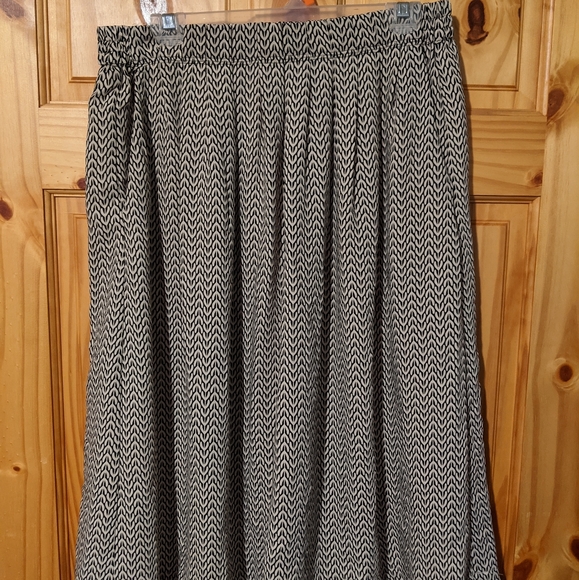 Calf length skirt - Picture 1 of 3